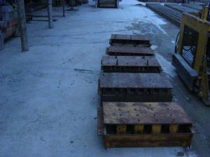 Utilaj pentru productie boltari hidraulic pe care se alimenteaza manual