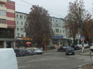 Vind apartament 2 camere ultracentral  Husi
