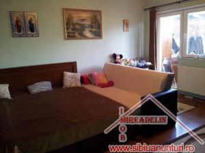 APARTAMENT DE VANZARE  �  2 camere decomandate,   str. Islazului