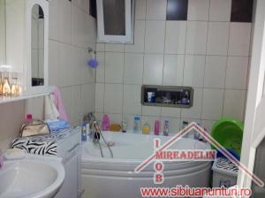APARTAMENT DE VANZARE  �  2 camere decomandate,   str. Islazului