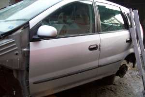 Dezmembrez Nissan Almera Tino