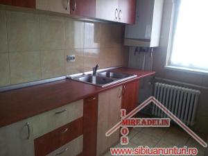 INCHIRIEZ APARTAMENT 3 camere decomandate VALEA AURIE