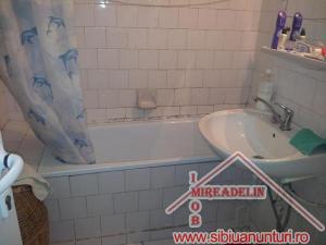 INCHIRIEZ APARTAMENT 3 camere decomandate VALEA AURIE