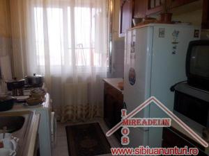 VAND APARTAMENT 2 camere decomandate,    ZONA RAHOVA