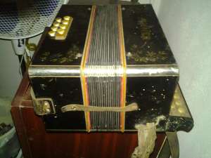 Vand acordeon Hohner,  foarte vechi,  stare buna pentru colectionari