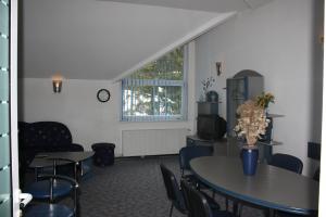 Poiana Brasov,  spatiu comercial 100 mp + apartament 120 mp mobilat,  utilat,  zona centrala