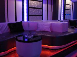 Amenajari: Club-uri,   discoteci,   pub-uri etc.