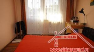 VAND APARTAMENT 3 camere decomandate,   ZONA BALEA