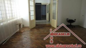 VAND APARTAMENT 3 camere,    93 mp,    zona ULTRACENTRALA