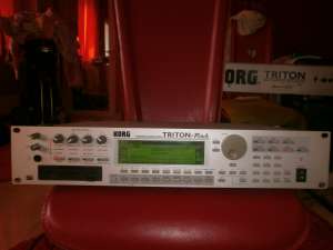VIND KORG TRITON RACK CU HARDISC DE 20 GB SI 96 mega RAM