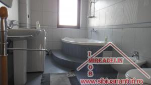VAND PENTHOUSE 4  camere decomandate,   zona Interex