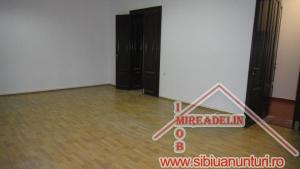 INCHIRIEZ CASA 4 CAMERE,   SINGUR IN CURTE,   zona CENTRALA