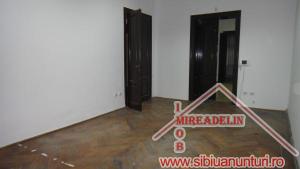 INCHIRIEZ CASA 4 CAMERE,   SINGUR IN CURTE,   zona CENTRALA