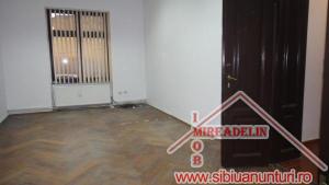INCHIRIEZ CASA 4 CAMERE,   SINGUR IN CURTE,   zona CENTRALA