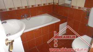 INCHIRIEZ CASA 4 CAMERE,   SINGUR IN CURTE,   zona CENTRALA