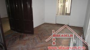 INCHIRIEZ CASA 4 CAMERE,   SINGUR IN CURTE,   zona CENTRALA