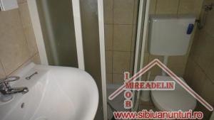 INCHIRIEZ CASA 4 CAMERE,   SINGUR IN CURTE,   zona CENTRALA