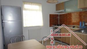 INCHIRIEM APARTAMENT 3 CAMERE,   zona COMPA