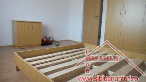 INCHIRIEM APARTAMENT 3 CAMERE,   zona COMPA