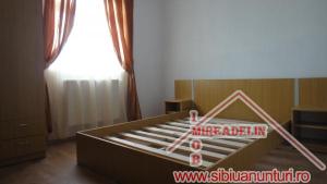 INCHIRIEM APARTAMENT 3 CAMERE,   zona COMPA