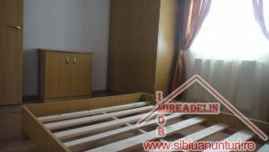 INCHIRIEM APARTAMENT 3 CAMERE,   zona COMPA