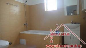 INCHIRIEM APARTAMENT 3 CAMERE,   zona COMPA