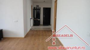INCHIRIEM APARTAMENT 3 CAMERE,   zona COMPA