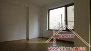 VAND APARTAMENT 3 camere zona Interex