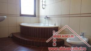 VAND APARTAMENT 3 camere zona Interex