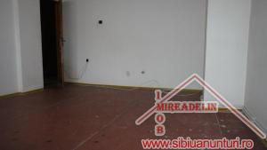 INCHIRIEZ APARTAMENT 3 camere decomandate zona Garii
