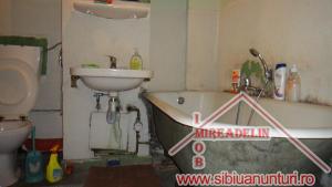 INCHIRIEZ APARTAMENT 3 camere decomandate zona Garii
