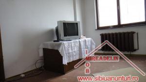 INCHIRIEZ APARTAMENT 3 camere decomandate zona Garii
