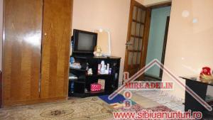 INCHIRIEZ APARTAMENT 3 camere decomandate zona Garii