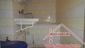 VAND APARTAMENT 2 camere nedecomandate,    zona INTEREX