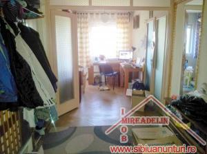 VAND APARTAMENT 4 CAMERE DEC. ,   CALEA DUMBRAVII