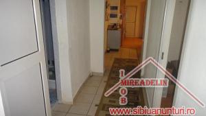 VAND APARTAMENT 4 camere,   zona Rahova