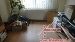 VAND APARTAMENT 4 camere,   zona Rahova