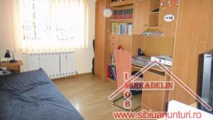 VINDEM APARTAMENT 3 CAMERE,   BROSCARIE