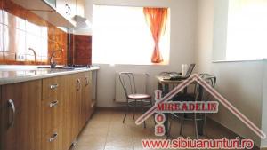INCHIRIEZ APARTAMENT 2 CAMERE,   zona COMPA