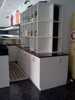 mobilier bar second hand alb-negru