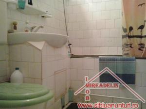 VAND APARTAMENT 2 camere decomandate,   Valea Aurie