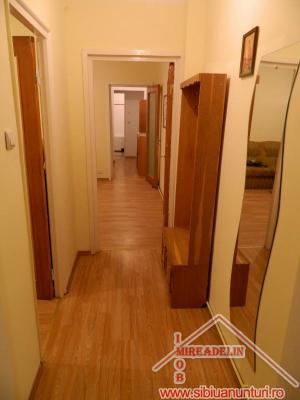 INCHIRIEZ APARTAMENT 3 camere,   zona MIHAI VITEAZU