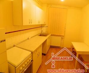 INCHIRIEZ APARTAMENT 3 camere,   zona MIHAI VITEAZU