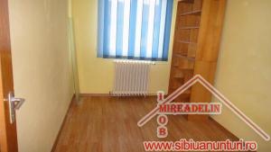 INCHIRIEZ APARTAMENT 3 camere,   zona MIHAI VITEAZU
