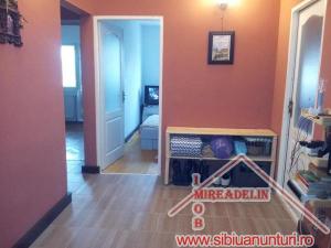 VAND APARTAMENT 4 CAMERE,   ZONA VALEA AURIE