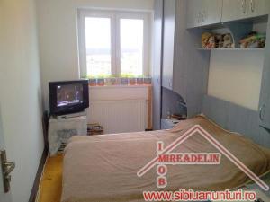 VAND APARTAMENT 4 CAMERE,   ZONA VALEA AURIE