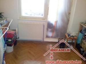 VAND APARTAMENT 4 CAMERE,   ZONA VALEA AURIE