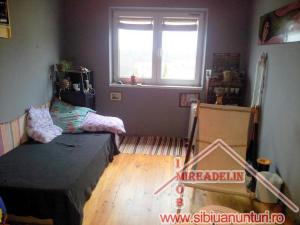 VAND APARTAMENT 4 CAMERE,   ZONA VALEA AURIE