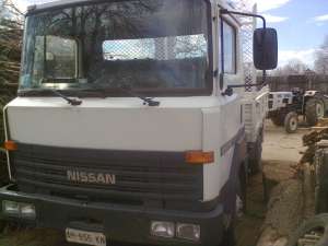 vand camion nissan basculabil