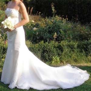 Rochie Eddy K,    model sirena cu trena,    cu cristale Swarovsky,    pentru 1.70-1.80 m,    58-68 k